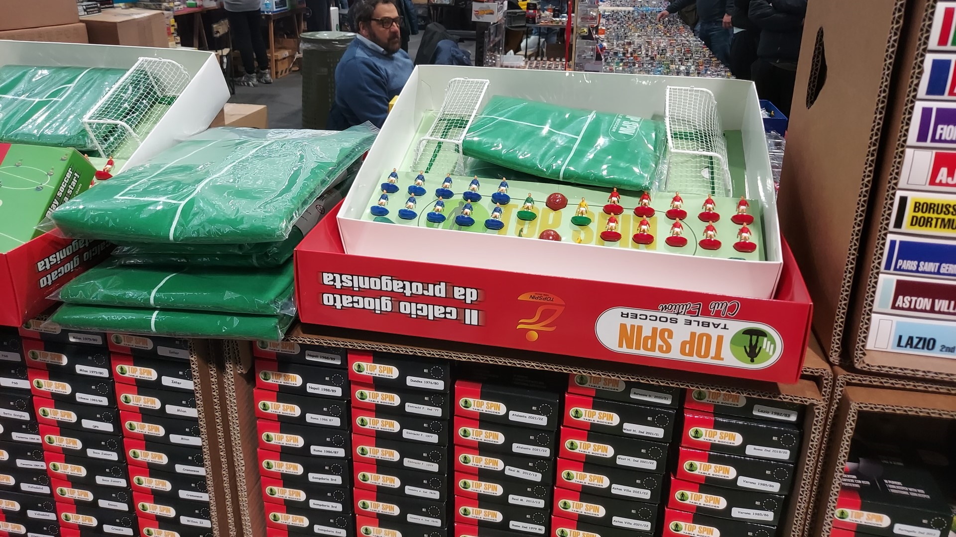 Oggi, alle fiere di settore, il materiale subbuteo è molto ricercato