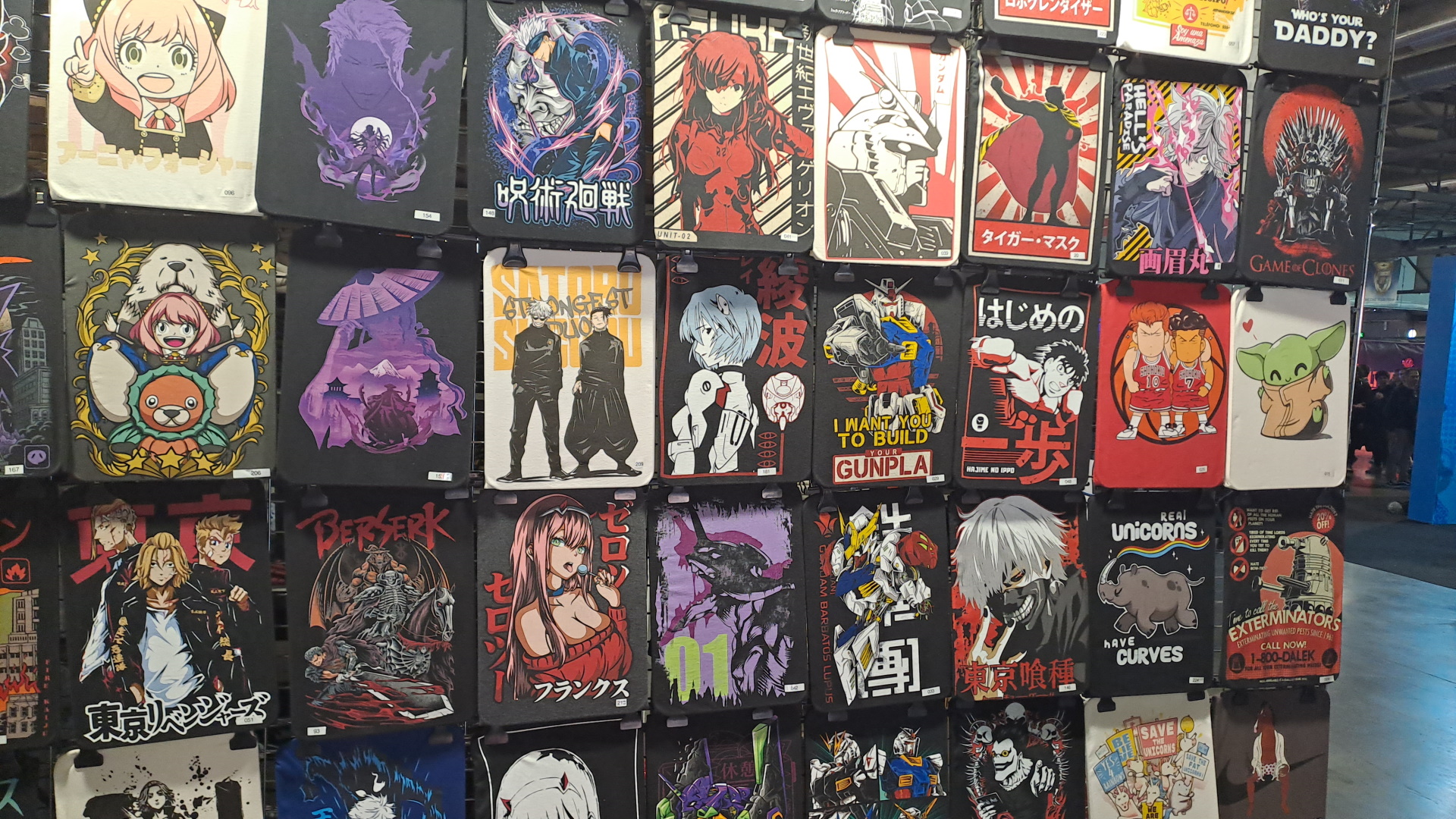 Magliette celebrative e a tema, non mancano mai...