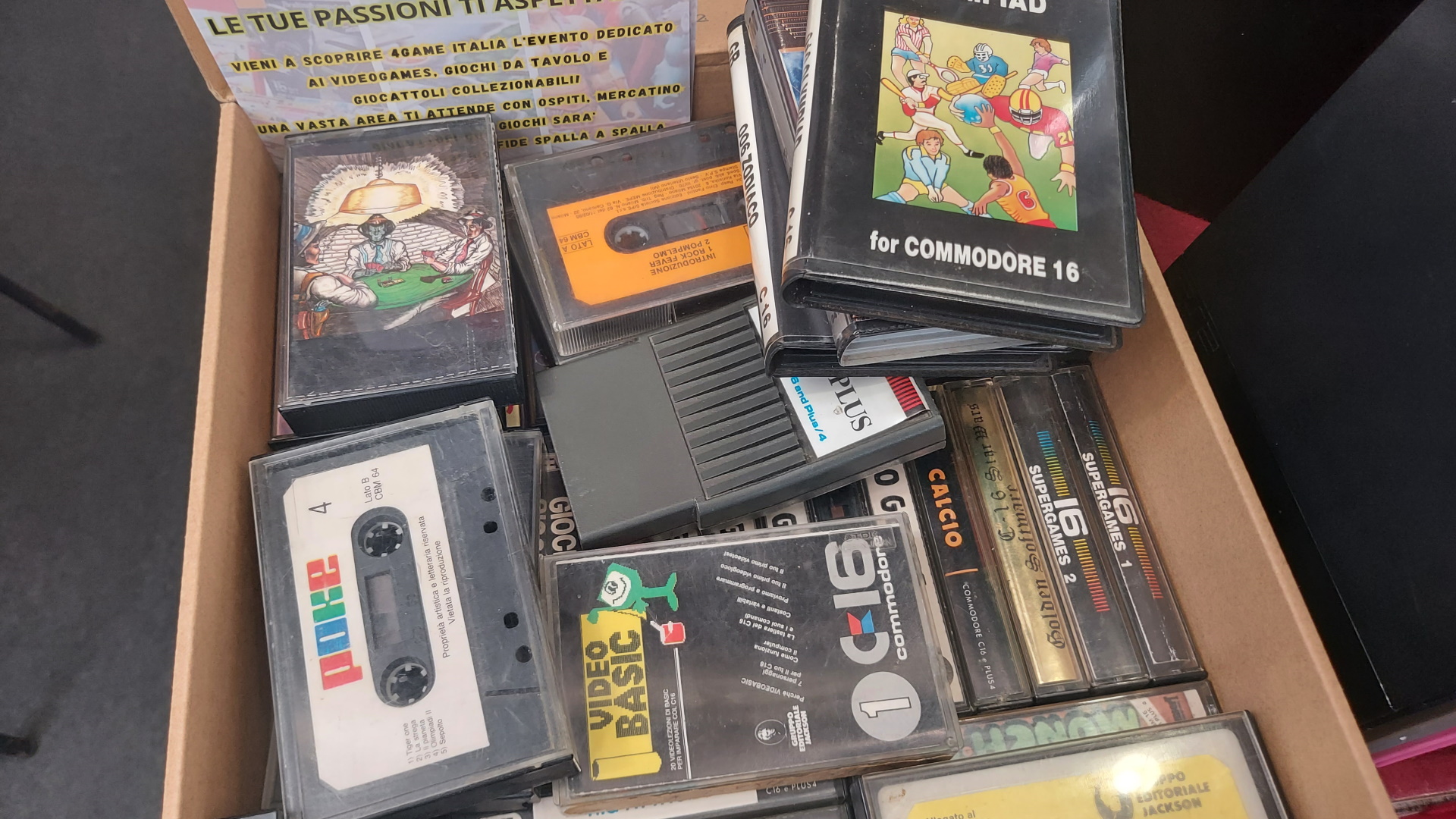 Beh, poi c'erano le iconiche cassette... C'era di tutto!