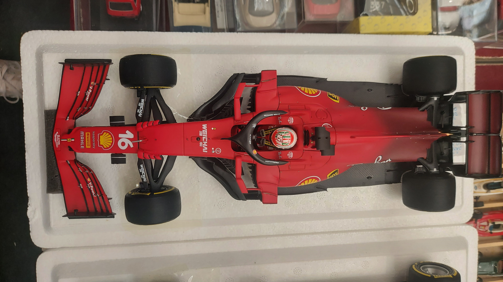 Il numero non lascia dubbi, vero? Una delle Rosse di Leclerc...