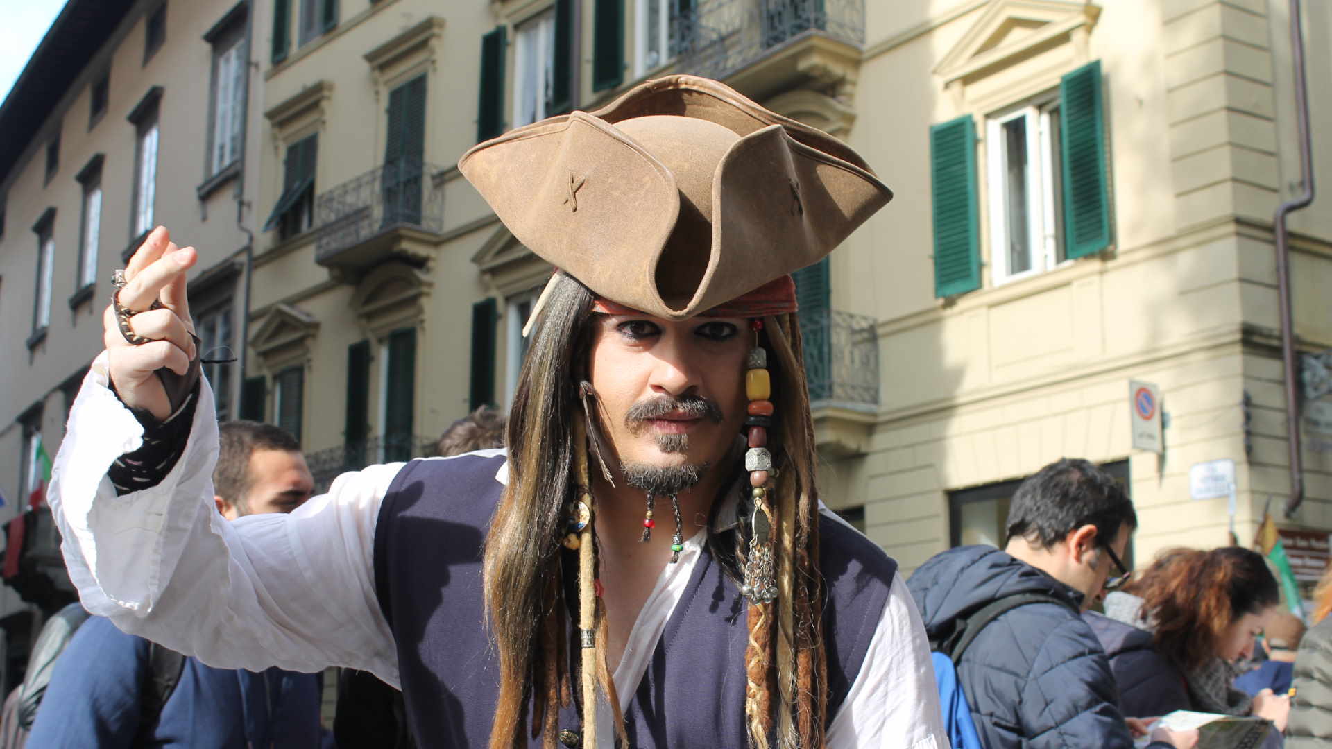 Ci assomiglia parecchio, vero?