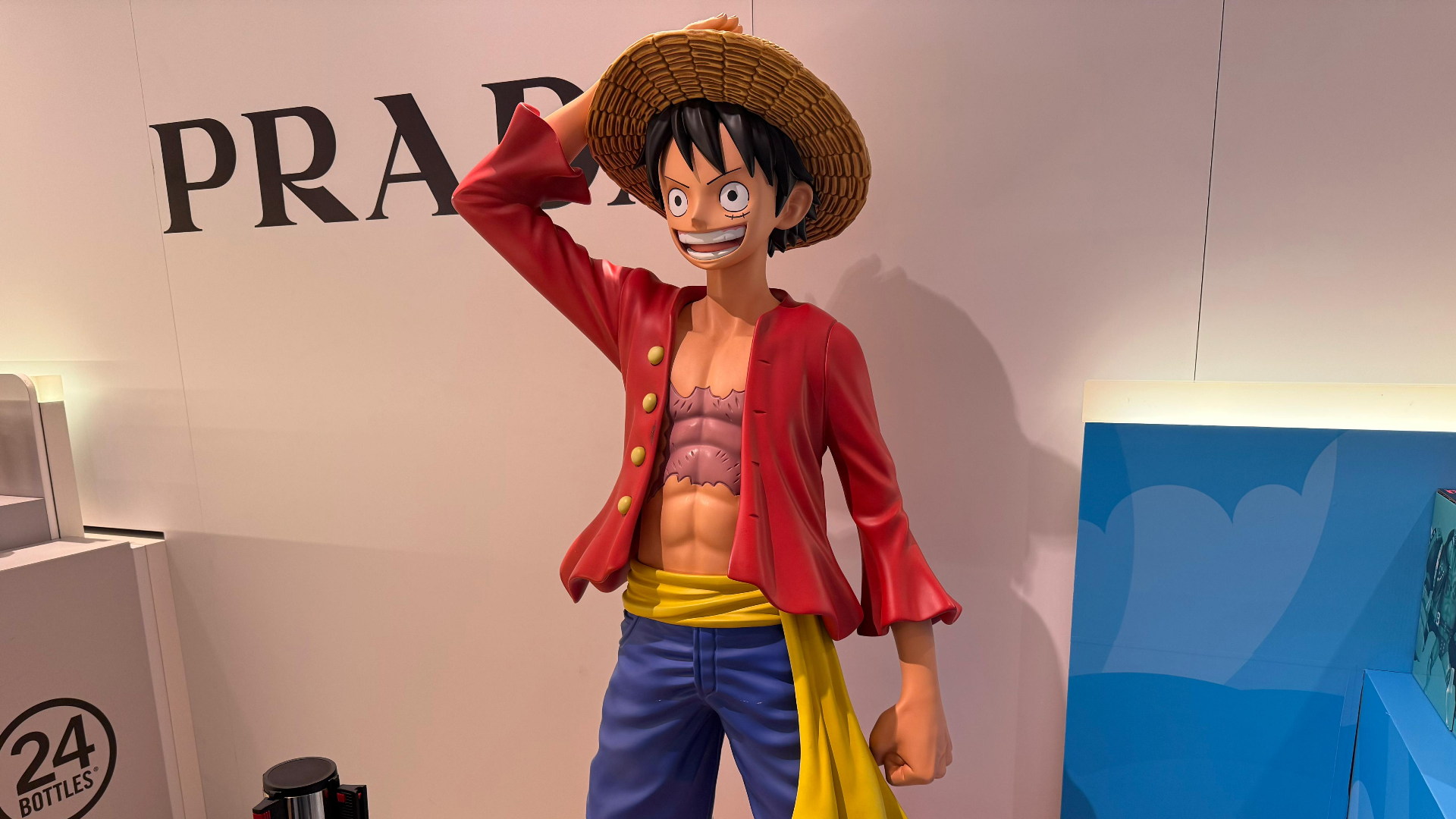 La statua del giovane pirata Monkey D. Rufy...