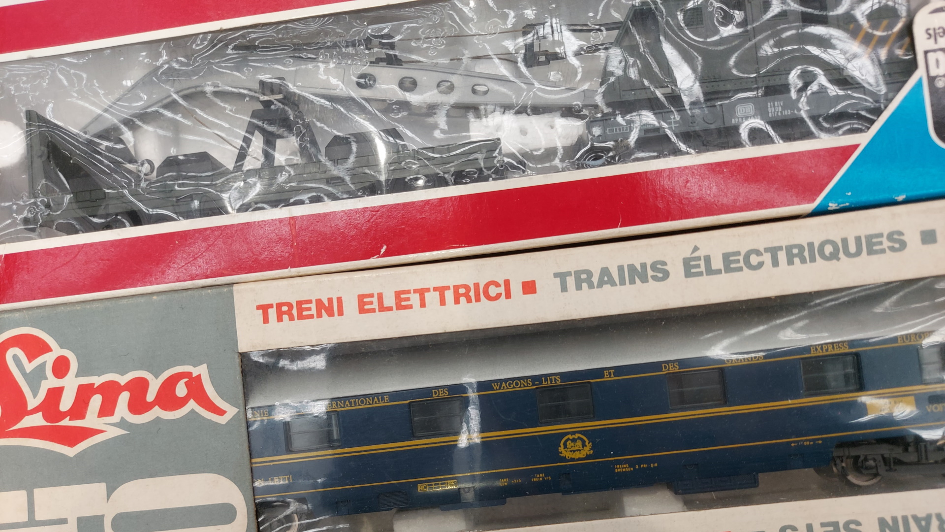 Diversi appassionati costruisce da sé i propri modelli ferroviari 