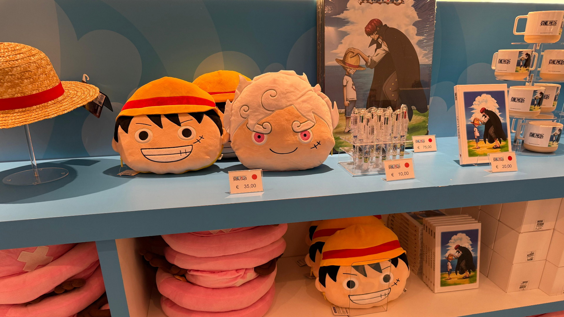 Merchandising per tutti i gusti, sempre nel segno di One Piece...