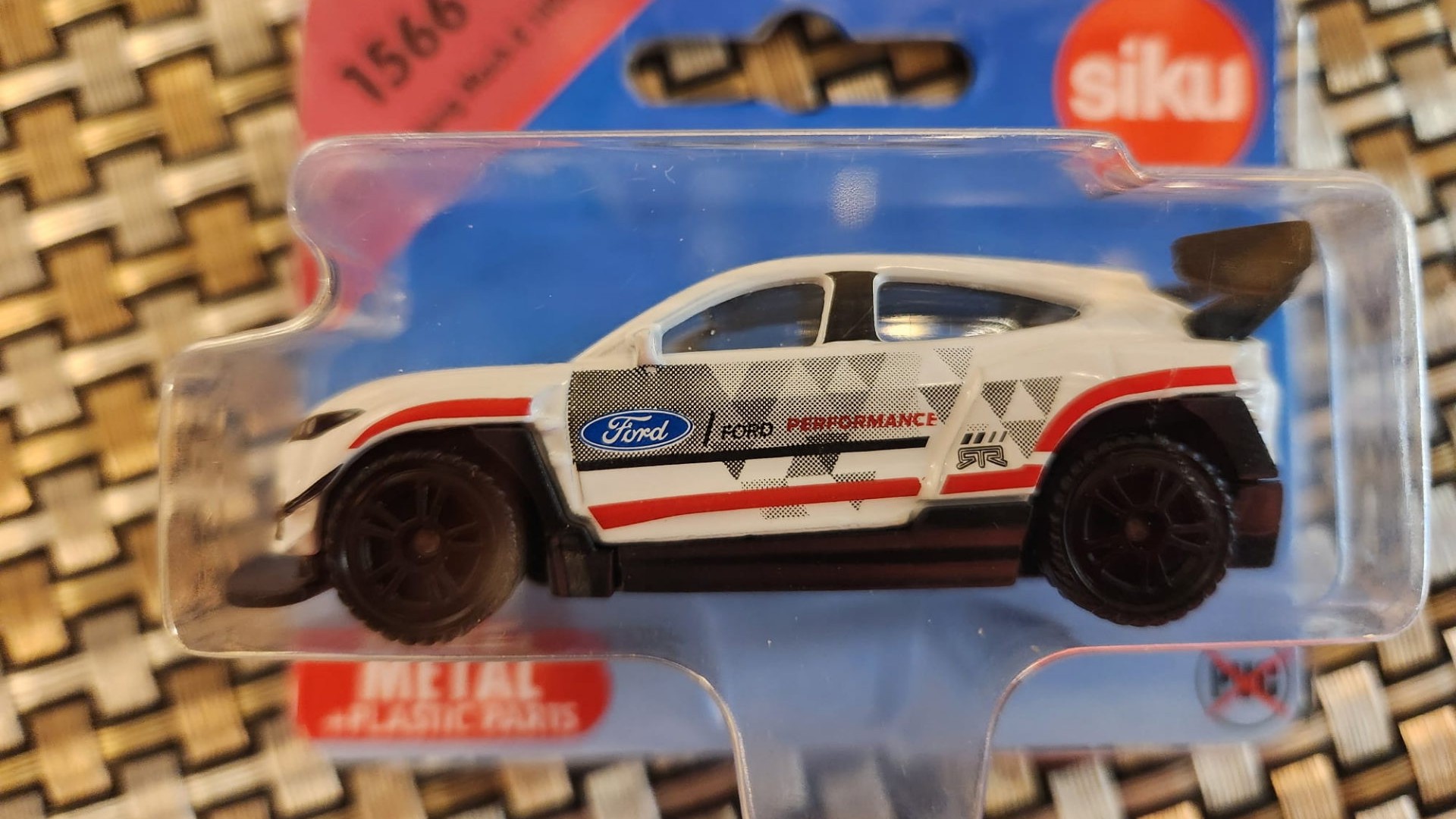 Non mancano le auto sportive, come questa bellissima ford