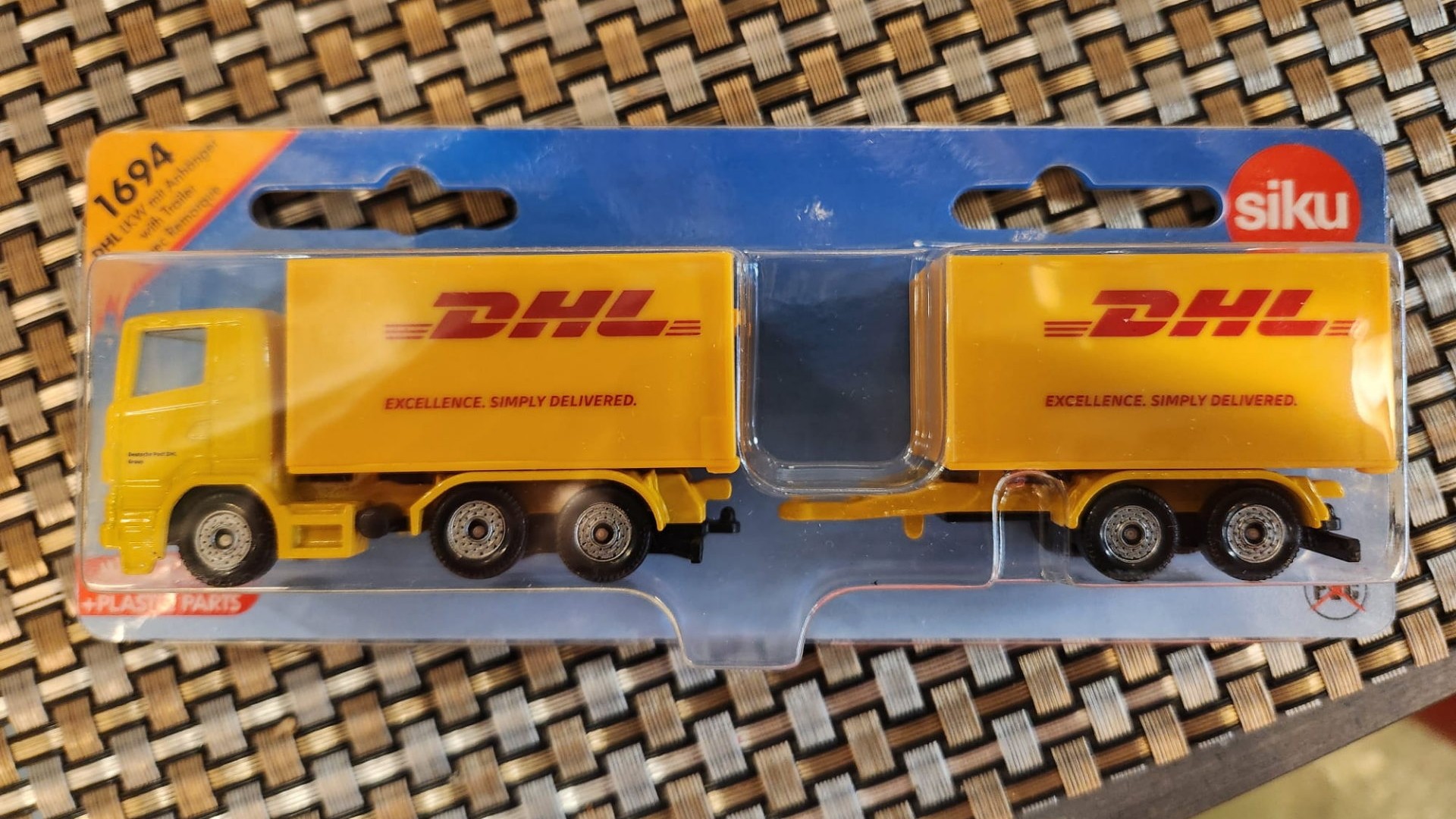Esistono modellini decisamente riconoscibili, come il camion DHL...