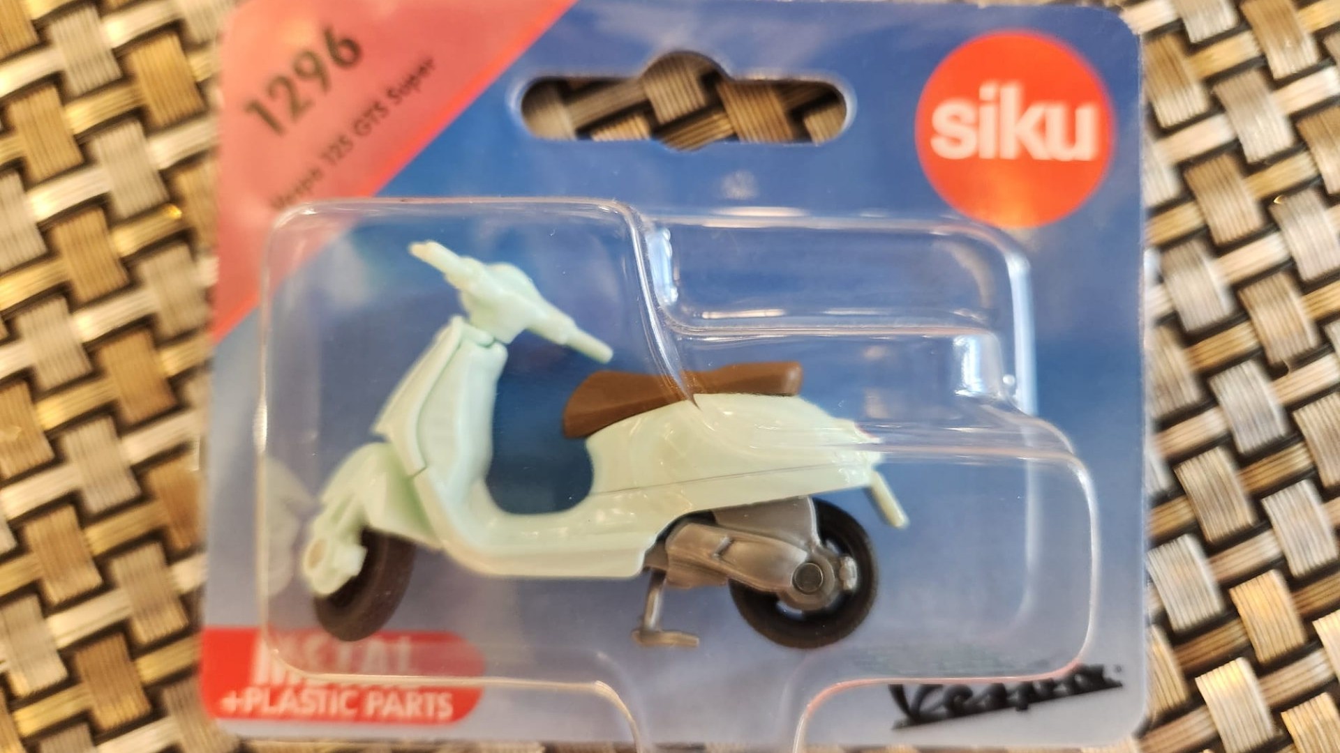 Non poteva mancare la mitica Vespa...