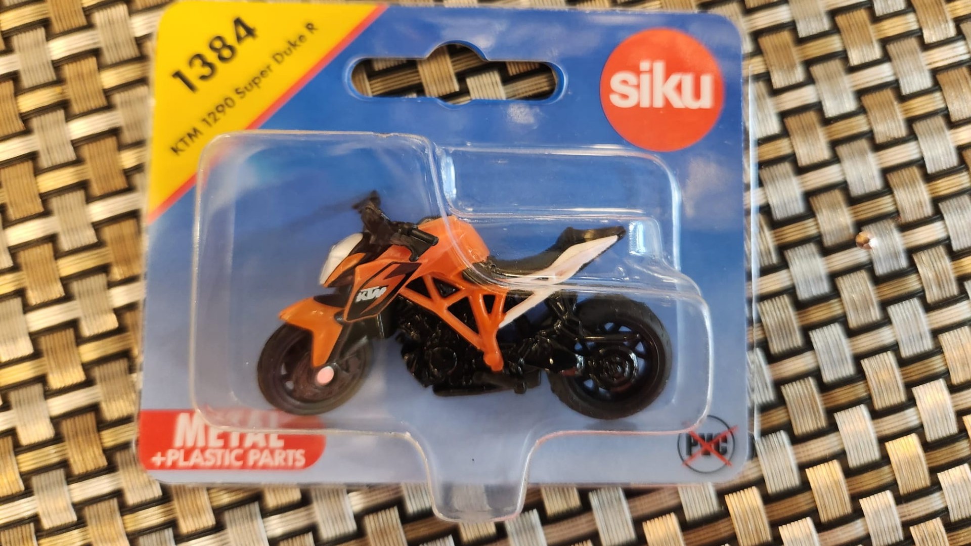 Spazio anche alle due ruote con parti metalliche e altri in plastica