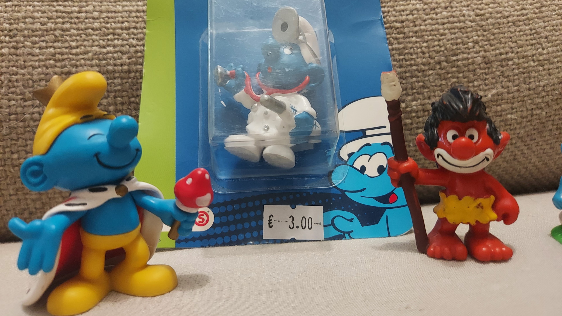 Un mix di Puffi tra cui Puffo Indigeno, anni 2009-2012